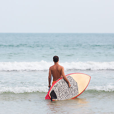 포토 JPG 해외이미지 백인 남자 수영복 파도 바다 한명 서기 들기 상반신 성인 해변 야외 뒷모습 서핑보드 서핑 노 서퍼 성인남자한명만 해외포토 서양인 1 옷 뷰포인트 모션 운동선수 사람 수상스포츠 보드_스포츠 선박 남자한명만 성인남자만 파일형식 이미지허브