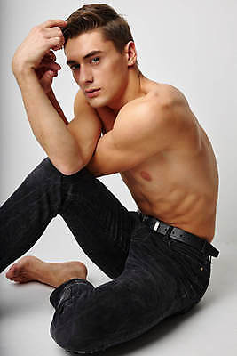 포토 JPG 해외이미지 전신 백인 응시 남자 포즈 실내 한명 앉기 성인 옆모습 흰배경 근육질 성인남자한명만 바디프로필 해외포토 서양인 1 시선 뷰포인트 백그라운드 모션 근육 사람 내부 헬스 흰색 몸매 남자한명만 성인남자만 파일형식 이미지허브