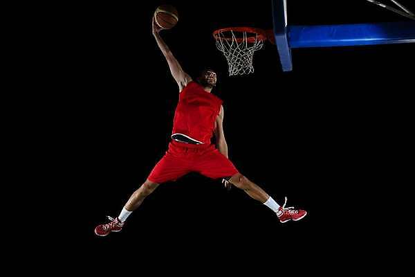 포토 JPG 해외이미지 전신 남자 스포츠 검은배경 농구 실내 한명 성인 앞모습 점프 잡기 던지기 근육질 농구대 성인남자한명만 해외포토 1 뷰포인트 백그라운드 모션 근육 사람 내부 구기 검은색 몸매 골대 남자한명만 성인남자만 파일형식 이미지허브