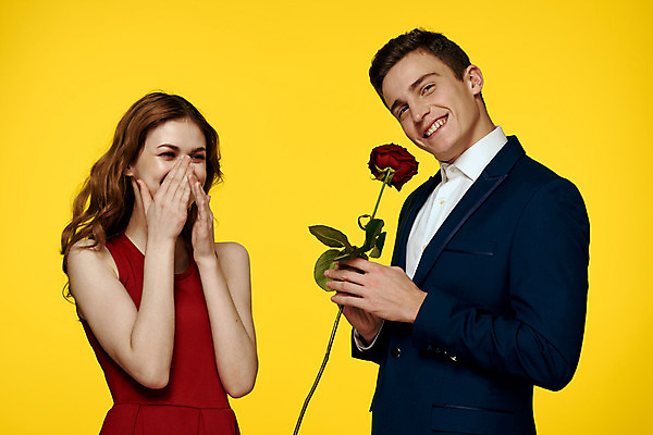 포토 JPG 해외이미지 백인 커플 여자 남자 포옹 들기 상반신 성인 두명 장미 낭만 우아함 성인만 해외포토 서양인 꽃 컨셉 관계 안기 모션 사람 파일형식 이미지허브