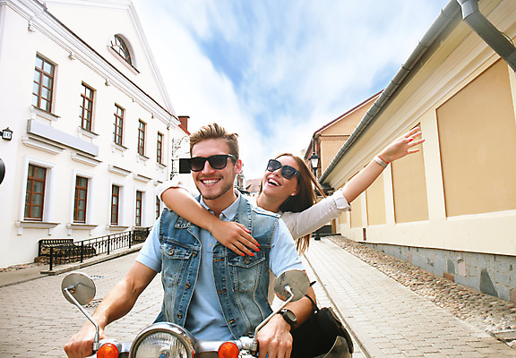 포토 JPG 해외이미지 커플 여자 남자 안기 거리 상반신 성인 야외 두명 건물 선글라스 손들기 스쿠터 성인만 해외포토 건축물 안경 관계 모션 사람 오토바이 파일형식 이미지허브