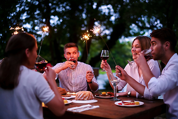 포토 JPG 해외이미지 라이프스타일 여자 남자 행복 와인잔 휴가 함께함 들기 여러명 상반신 성인 야외 앞모습 옆모습 뒷모습 파티 와인 저녁식사 우정 마시기 저녁 성인만 스파클라 해외포토 감정 뷰포인트 다수 컨셉 술잔 모션 주류 폭죽 사람 이벤트 생활 친구 식사 야간 파일형식 이미지허브