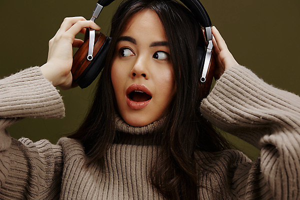 포토 JPG 해외이미지 여자 실내 한명 웃음 들기 상반신 성인 앞모습 놀람 음악감상 즐거움 착용 성인여자한명만 초록배경 해외포토 1 감정 뷰포인트 백그라운드 모션 표정 사람 내부 초록색 감상 여자한명만 성인여자만 파일형식 이미지허브