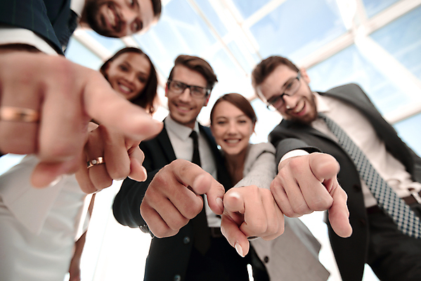 포토 JPG 해외이미지 서양인 여자 남자 로우앵글 협력 미소 정장 여러명 상반신 성인 가리킴 비즈니스맨 비즈니스우먼 동료 성인만 해외포토 외국인 옷 뷰포인트 다수 비즈니스 관계 표정 사람 손짓 직장인 파일형식 이미지허브