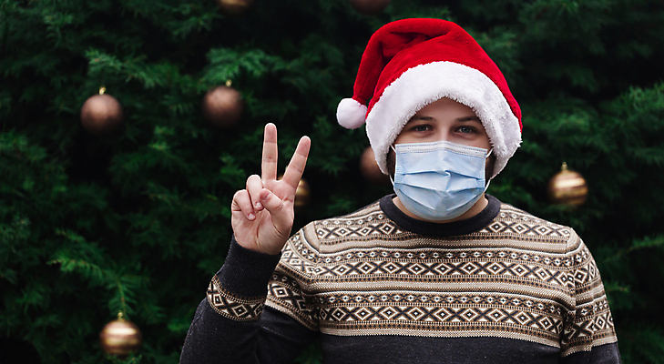 포토 JPG 해외이미지 백인 라이프스타일 배너 여자 행복 감정 조각 크리스마스 2 인터넷 통신 모바일 휴가 새해 거리 대화 선물 한명 미소 사람 야외 쇼핑 크리스마스트리 산타클로스 공책 놀람 우정 축하 인사 업무 연결 스웨터 온라인 고립 카피스페이스 해외포토 서양인 1 기념일 컨셉 상의 문구용품 표정 말하기 생활 친구 공백 예절 작업 파일형식 이미지허브