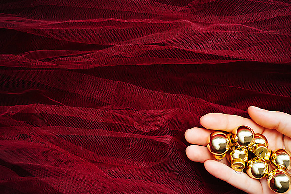 포토 JPG 해외이미지 전통 손 계절 여자 백그라운드 컨셉 크리스마스 겨울 공 휴가 새해 이벤트 사람없음 장식 빨간색 빛 상자 컬러풀 축제 장식볼 축하 황금 작음 12월 심볼 오브젝트 거짓말 막 해외포토 기념일 컬러 사람 신체부위 날짜 크기 파일형식 이미지허브