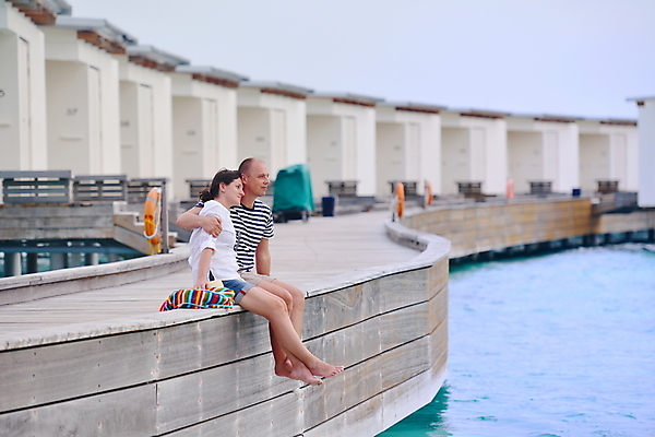 포토 JPG 해외이미지 주간 전신 부부 커플 여자 남자 여유 바다 휴식 함께함 앉기 성인 야외 두명 옆모습 여름휴가 바캉스 신혼여행 감싸기 성인만 해외포토 자연요소 감정 뷰포인트 결혼 컨셉 관계 모션 휴가 사람 파일형식 여름_계절 이미지허브