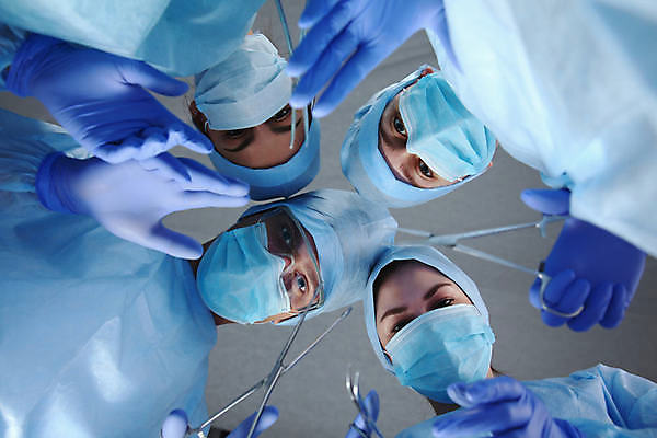 포토 JPG 해외이미지 응시 여자 남자 로우앵글 의학 실내 마스크 여러명 상반신 성인 앞모습 손들기 의사 수술 수술복 수술실 수술장갑 수술용마스크 수술준비 성인만 내려보기 해외포토 시선 뷰포인트 장갑 다수 모션 사람 내부 치료 의료진 가운 준비 파일형식 이미지허브