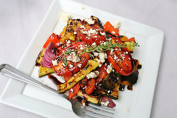 포토 JPG 해외이미지 접시 음식 백그라운드 다이어트 토마토 채소 고추 피망 치즈 건강 요리 사람없음 빨간색 초록색 노란색 식사 저녁식사 샐러드 흰색 신선 그릴 준비 유기농 올리브 후추 바질 점심식사 백리향 식초 적양파 주키니 진통제 채식주의자 카피스페이스 맛있는 페타치즈 해외포토 식기 웰빙 열매 컬러 주방용품 양파 유제품 약 공백 향신료 채식 파일형식 이미지허브