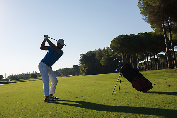 포토 JPG 해외이미지 주간 전신 남자 골프 골프장 하늘 그림자 한명 서기 성인 야외 옆모습 골프채 골퍼 스윙 골프가방 골프웨어 성인남자한명만 해외포토 자연요소 1 옷 뷰포인트 포즈 가방 스포츠시설 모션 운동선수 골프용품 사람 구기 남자한명만 성인남자만 파일형식 이미지허브