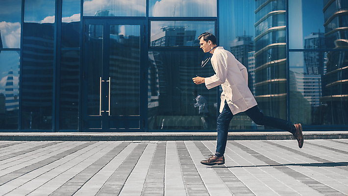 포토 JPG 해외이미지 직업 남자 포즈 통신 청진기 거리 건강 병원 한명 안전 야외 건물 약 의사 긴급 도시 도움 구급차 구조원 서비스 보안 문제 돌봄 사이렌 위기 전염병 지능 지원 해외포토 1 건축물 컨셉 의학 의료기기 모션 자동차 사람 의료진 질병 파일형식 이미지허브