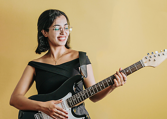 포토 JPG 해외이미지 백인 여자 행복 연주 실내 한명 웃음 들기 상반신 성인 앞모습 기타 즐거움 노란배경 성인여자한명만 안경낌 해외포토 서양인 1 감정 안경 음악 뷰포인트 백그라운드 모션 현악기 표정 사람 내부 노란색 여자한명만 성인여자만 파일형식 이미지허브