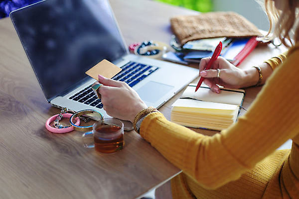 포토 JPG 해외이미지 직업 손 여자 얼굴 컨셉 인터넷 비즈니스 탁자 노동자 주택 미소 사람 사람없음 금융 노트북 쇼핑 컴퓨터 사무실 상점 공책 자료 정보 잡기 업무 비즈니스맨 네트워크 신용카드 구매 위험 무선전화기 무역 보안 상업 전자 결제 온라인 전자상거래 프리랜서 해외포토 남자 산업 가구 모션 문구용품 표정 안전 건물 신체부위 경제 전자제품 작업 직장인 전화기 파일형식 이미지허브