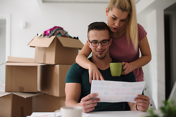 포토 JPG 해외이미지 부부 여자 남자 행복 안기 사랑 들기 상반신 성인 두명 앞모습 컵 노트북 상자 기댐 책상 문서 이삿짐 성인만 해외포토 식기 커플 감정 뷰포인트 가구 모션 사람 전자제품 이사 파일형식 이미지허브