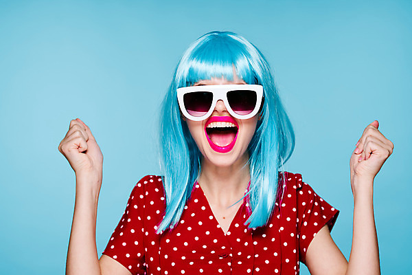 포토 JPG 해외이미지 여자 하늘색 한명 상반신 성인 앞모습 선글라스 주먹 즐거움 가발 성인여자한명만 힙스터 해외포토 1 패션 감정 안경 뷰포인트 모션 사람 파란색 여자한명만 성인여자만 파일형식 이미지허브