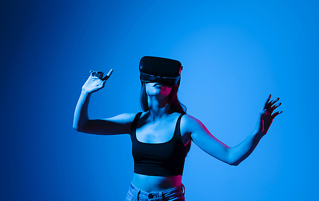 포토 JPG 해외이미지 여자 팔벌리기 한명 손짓 상반신 성인 앞모습 손들기 스마트 하이테크 착용 웨어러블 가상현실 성인여자한명만 오큘러스 VR기기 해외포토 1 뷰포인트 컨셉 모션 기술 사람 기계 여자한명만 성인여자만 파일형식 이미지허브