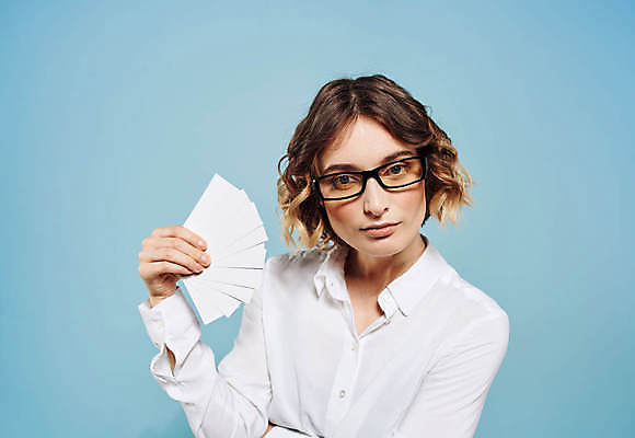 포토 JPG 해외이미지 서양인 여자 명함 프레임 한명 들기 상반신 성인 앞모습 사각형 집중 보여주기 주목 성인여자한명만 해외포토 도형 외국인 1 뷰포인트 컨셉 모션 사람 여자한명만 성인여자만 파일형식 이미지허브