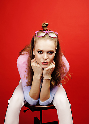 포토 JPG 해외이미지 백인 모델 라이프스타일 여자 행복 감정 얼굴 포즈 백그라운드 갈색머리 한명 사람 손짓 10대 빨간색 친구 스마트폰 금발 뷰티 유행 흰색 표현 도시 달콤 시원함 보여주기 진짜 스타일 힙스터 해외포토 서양인 1 헤어스타일 패션 컬러 관계 모션 청소년 생활 신체부위 핸드폰 스마트기기 맛 파일형식 이미지허브