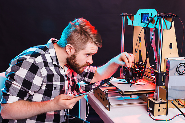 포토 JPG 해외이미지 남자 안경 실내 한명 들기 상반신 성인 옆모습 태블릿 과학기술 작업 기술자 제조 집중 만들기 인공 3D프린터 성인남자한명만 4차산업 해외포토 직업 1 잡화 산업 뷰포인트 컨셉 모션 기술 사람 내부 전자제품 스마트기기 인쇄기 남자한명만 성인남자만 파일형식 이미지허브