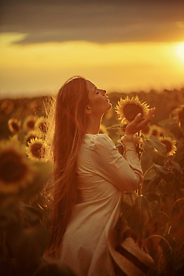 포토 JPG 해외이미지 여자 꽃밭 해바라기 한명 들기 풍경 손짓 상반신 성인 야외 옆모습 여름 눈감음 일몰 소프트포커스 밀짚모자 성인여자한명만 해외포토 모자_잡화 1 계절 꽃 뷰포인트 모션 촬영기법 사람 노을 여자한명만 성인여자만 파일형식 이미지허브