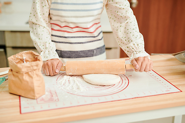 포토 JPG 해외이미지 여자 실내 한명 상반신 성인 앞모습 종이봉투 잡기 밀기 반죽 제빵 나무탁자 반죽밀대 성인여자한명만 해외포토 1 뷰포인트 모션 탁자 봉투 사람 내부 제과제빵 밀대 여자한명만 성인여자만 파일형식 이미지허브
