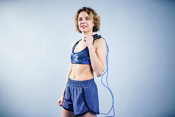 포토 JPG 해외이미지 여자 실내 한명 들기 상반신 성인 옆모습 파란배경 줄넘기 성인여자한명만 해외포토 1 뷰포인트 백그라운드 모션 사람 내부 파란색 운동 여자한명만 성인여자만 파일형식 이미지허브