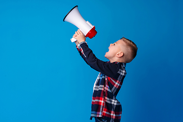 포토 JPG 해외이미지 서양인 남자 어린이 실내 한명 소년 상반신 옆모습 확성기 외침 파란배경 소년한명만 들어올리기 해외포토 외국인 1 뷰포인트 백그라운드 모션 사람 내부 파란색 소리 남자한명만 소년만 파일형식 이미지허브