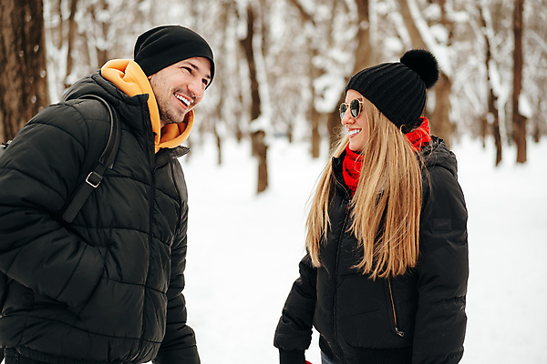 포토 JPG 해외이미지 주간 커플 응시 여자 남자 겨울 상반신 성인 야외 두명 옆모습 아웃포커스 선글라스 겨울옷 패딩 성인만 해외포토 자연요소 시선 옷 계절 안경 뷰포인트 관계 촬영기법 사람 점퍼 파일형식 이미지허브