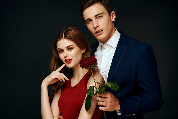 포토 JPG 해외이미지 백인 커플 여자 남자 포옹 들기 상반신 성인 두명 장미 낭만 우아함 성인만 해외포토 서양인 꽃 컨셉 관계 안기 모션 사람 파일형식 이미지허브