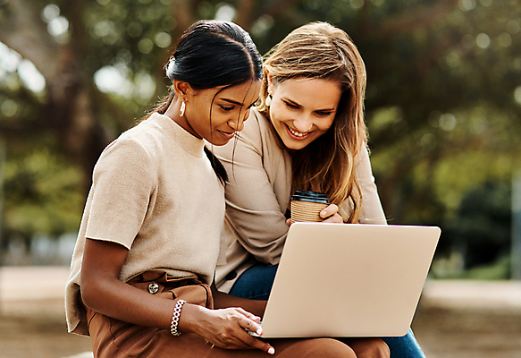 포토 JPG 해외이미지 주간 라이프스타일 응시 여자 행복 커피 미소 웃음 들기 앉기 상반신 성인 야외 두명 옆모습 아웃포커스 노트북 성인여자만 해외포토 자연요소 시선 감정 음료 뷰포인트 모션 촬영기법 표정 사람 생활 전자제품 여자만 성인만 파일형식 이미지허브
