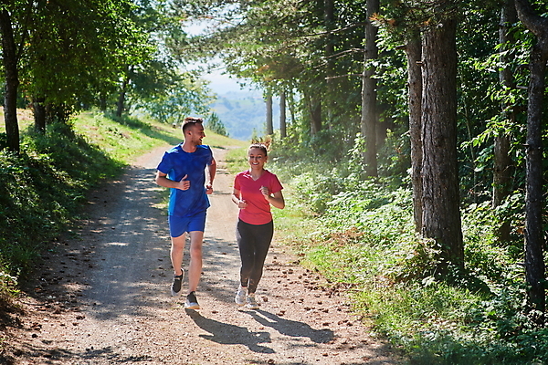 포토 JPG 해외이미지 전신 서양인 라이프스타일 커플 여자 남자 행복 함께함 성인 야외 두명 운동복 달리기 조깅 맑음 마라톤 달리기선수 성인만 해외포토 외국인 옷 감정 컨셉 관계 모션 날씨 사람 경기 생활 운동 육상스포츠 육상선수 파일형식 이미지허브