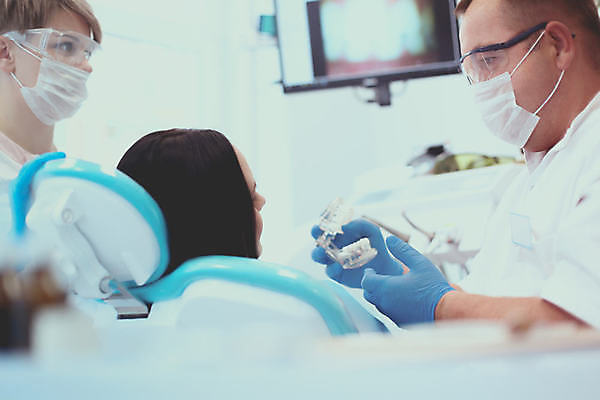 포토 JPG 해외이미지 백인 직업 여자 남자 행복 얼굴 장갑 의자 실내 건강 병원 가면 미소 사람 인종 성인 두명 사무실 약 장비 시험 환자 의사 흰색 작업 도움 수술 치아 보호 치과의사 긍정 외과 섞기 위생관리 진짜 해외포토 서양인 잡화 교육 감정 컬러 가구 컨셉 비즈니스 의학 표정 관리 내부 신체부위 치료 의료진 소화기관 파일형식 이미지허브