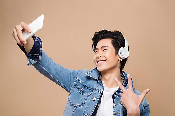 포토 JPG 해외이미지 남자 실내 한명 웃음 들기 동양인 손짓 상반신 성인 옆모습 스마트폰 셀프카메라 즐거움 성인남자한명만 갈색배경 해외포토 1 감정 뷰포인트 백그라운드 모션 표정 사람 인종 내부 핸드폰 스마트기기 갈색 사진촬영 남자한명만 성인남자만 파일형식 이미지허브