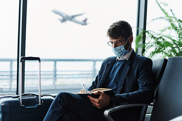 포토 JPG 해외이미지 남자 실내 마스크 한명 앉기 상반신 성인 옆모습 기록 업무 비즈니스맨 기다림 공항 집중 창가 성인남자한명만 해외포토 1 뷰포인트 컨셉 비즈니스 창문 교통시설 모션 사람 내부 작업 직장인 남자한명만 성인남자만 파일형식 이미지허브