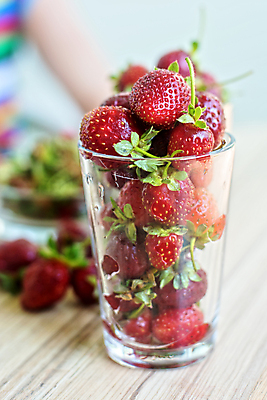 포토 JPG 해외이미지 탁자 딸기 잔 사람없음 아웃포커스 담기 질감 해외포토 식기 가구 과일 모션 촬영기법 파일형식 이미지허브