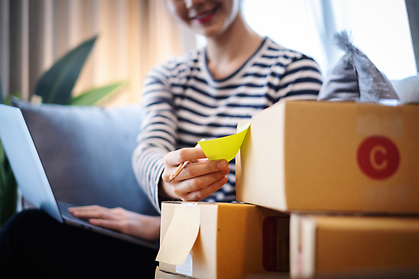 포토 JPG 해외이미지 여자 포장 사업가 한명 상반신 성인 앞모습 아웃포커스 노트북 잡기 작업 비즈니스우먼 사장 포스트잇 택배상자 붙이기 성인여자한명만 해외포토 직업 1 뷰포인트 비즈니스 모션 촬영기법 사람 전자제품 상자 메모지 직장인 택배 여자한명만 성인여자만 파일형식 이미지허브