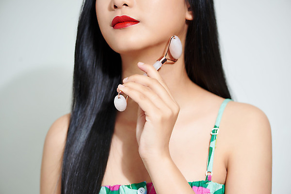 포토 JPG 해외이미지 여자 실내 한명 들기 상반신 성인 앞모습 뷰티 마사지롤러 페이스롤러 성인여자한명만 해외포토 1 뷰포인트 모션 사람 내부 마사지용품 여자한명만 성인여자만 파일형식 이미지허브