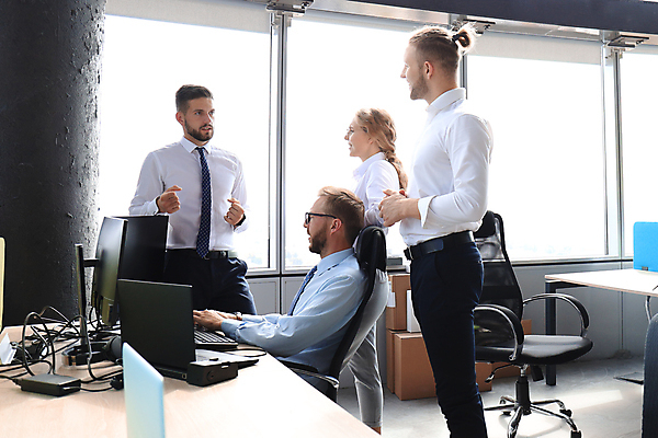 포토 JPG 해외이미지 응시 여자 남자 비즈니스 실내 여러명 상반신 성인 앞모습 옆모습 노트북 사무실 비즈니스맨 비즈니스우먼 문서 성인만 해외포토 시선 뷰포인트 다수 사람 내부 전자제품 직장인 파일형식 이미지허브