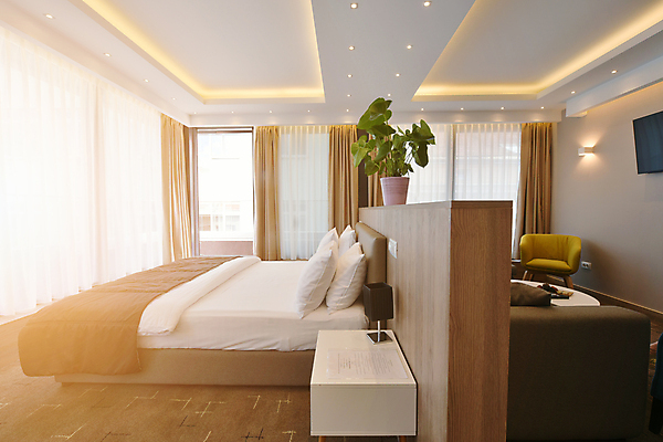 포토 JPG 해외이미지 화분 의자 창문 침구 탁자 호텔 휴식 조명 실내 사람없음 빛 인테리어 소파 침대 스탠드 커튼 객실 해외포토 디자인 가구 컨셉 숙소 내부 파일형식 이미지허브