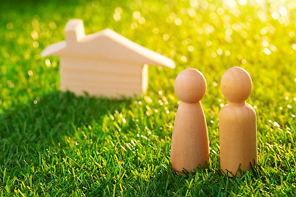 포토 JPG 해외이미지 주간 가족 주택 사람모양 잔디 사람없음 야외 목재 햇빛 피규어 말_게임 재산 건축모형 집모양 해외포토 자연요소 모양 나무 식물 재료 관계 건물 금융 태양 모형 미니어처 게임 파일형식 이미지허브