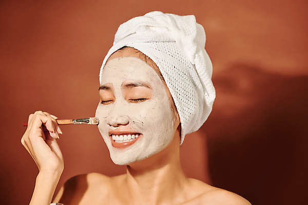 포토 JPG 해외이미지 여자 실내 두건 한명 들기 동양인 상반신 성인 옆모습 수건 뷰티 눈감음 붓 피부관리 바르기 팩 머드팩 성인여자한명만 갈색배경 해외포토 1 뷰포인트 백그라운드 모션 사람 인종 내부 위생용품 갈색 화장품 여자한명만 성인여자만 파일형식 이미지허브