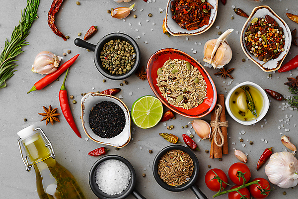 포토 JPG 해외이미지 식재료 방울토마토 고추 회색배경 실내 사람없음 다양 올리브오일 향신료 소금 라임 로즈메리 시나몬스틱 통마늘 통후추 팔각회향 페페론치노 해외포토 다수 백그라운드 토마토 채소 과일 마늘 내부 회색 기름_음식 허브 후추 시나몬 향미료 파일형식 이미지허브