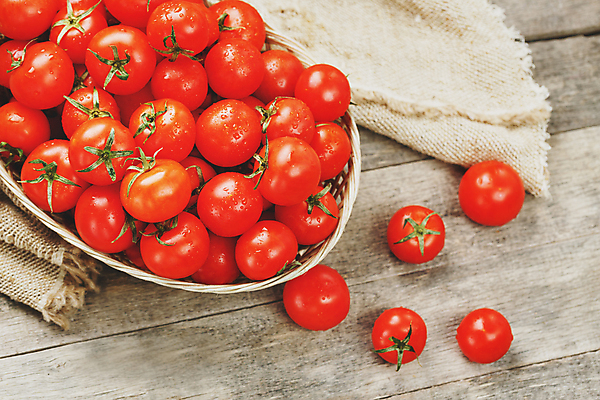 포토 JPG 해외이미지 토마토 방울토마토 실내 사람없음 바구니 삼베 가득함 담기 나무배경 해외포토 백그라운드 채소 모션 내부 파일형식 천_직물 이미지허브