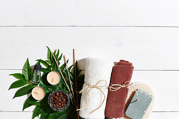 포토 JPG 해외이미지 실내 사람없음 하이앵글 수건 오브젝트 흰배경 스파용품 비누 향초 아로마테라피 해외포토 뷰포인트 백그라운드 초 내부 위생용품 스파 흰색 테라피 파일형식 이미지허브