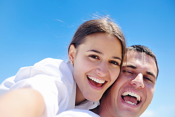 포토 JPG 해외이미지 주간 부부 커플 여자 남자 얼굴 하늘 함께함 웃음 상반신 성인 야외 두명 앞모습 옆모습 여름휴가 바캉스 맑음 신혼여행 즐거움 성인만 해외포토 자연요소 감정 뷰포인트 결혼 컨셉 관계 날씨 휴가 표정 사람 신체부위 파일형식 여름_계절 이미지허브