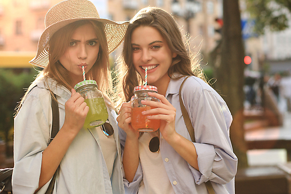 포토 JPG 해외이미지 주간 음료 들기 상반신 성인 야외 두명 옆모습 마시기 음료수컵 성인여자만 해외포토 자연요소 뷰포인트 모션 사람 컵 여자만 성인만 파일형식 이미지허브