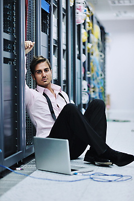 포토 JPG 해외이미지 전신 실내 앉기 앞모습 노트북 자료 비즈니스맨 센터 시스템 서버 서버실 해외포토 남자 뷰포인트 비즈니스 모션 내부 전자제품 직장인 파일형식 이미지허브