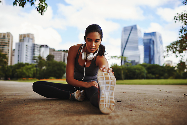 포토 JPG 해외이미지 주간 전신 응시 여자 건강 한명 앉기 인종 20대 성인 야외 앞모습 운동 헤드폰 도시 손뻗기 성인여자한명만 해외포토 자연요소 1 시선 뷰포인트 음향기기 모션 사람 청년 여자한명만 성인여자만 파일형식 이미지허브