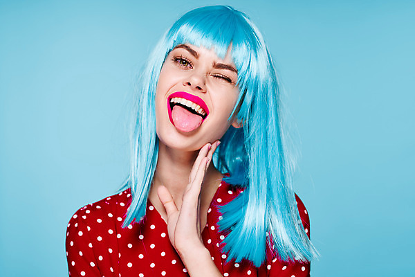 포토 JPG 해외이미지 여자 하늘색 한명 상반신 성인 앞모습 가발 메롱 성인여자한명만 힙스터 해외포토 1 패션 뷰포인트 모션 사람 파란색 여자한명만 성인여자만 파일형식 이미지허브