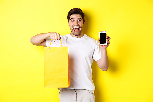 포토 JPG 해외이미지 서양인 남자 프레임 한명 들기 상반신 성인 앞모습 스마트폰 쇼핑 쇼핑백 노란색 사각형 놀람 집중 보여주기 주목 성인남자한명만 해외포토 도형 외국인 1 감정 뷰포인트 컬러 컨셉 가방 모션 표정 사람 핸드폰 스마트기기 남자한명만 성인남자만 파일형식 이미지허브